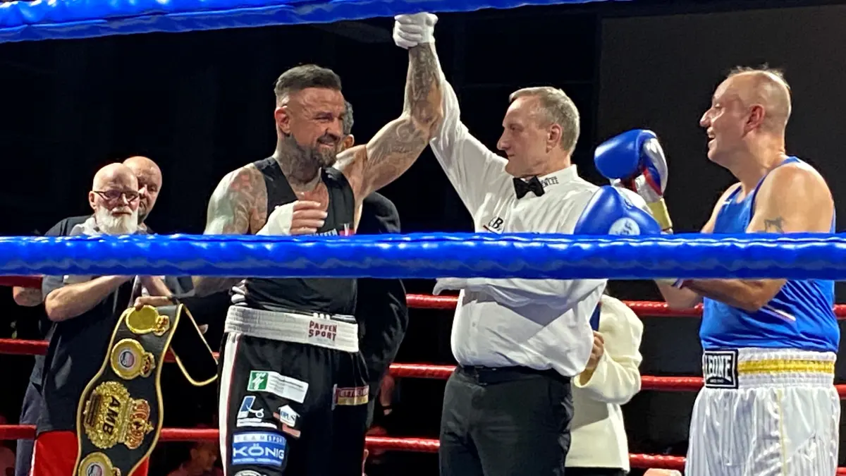 Wird gerade zum Veteranen-Europameister der WBF/AMB im Cruisergewicht ausgerufen: der 50-jährige Eisenhüttenstädter René Hübner (2. von links). Sein italienischer Kontrahent Roberto Mazzona (rechts) applaudiert.