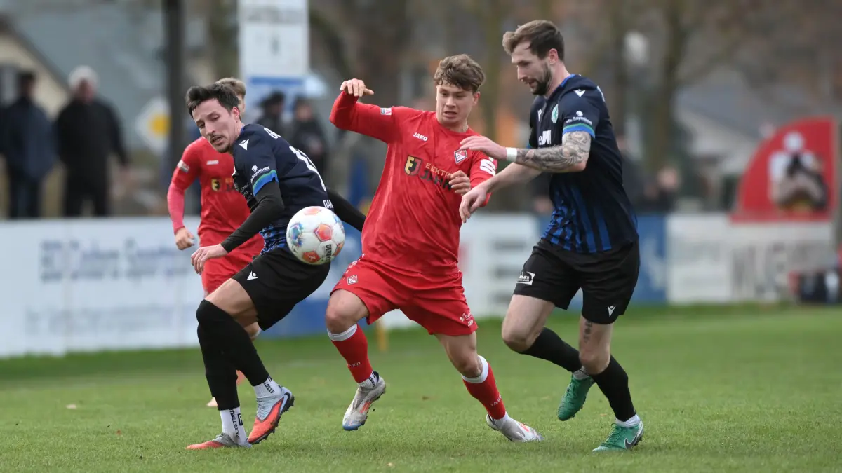 Fussball : Schöneiche Jahn-Sportplatz, Fussball Brandenburgliga, Germania Schöneiche - 1. FC Frankfurt, v.l. Torschütze Florian Schulte, Leon Kammradt und Niclas Mertins
FOTO BENK 06.12.2025