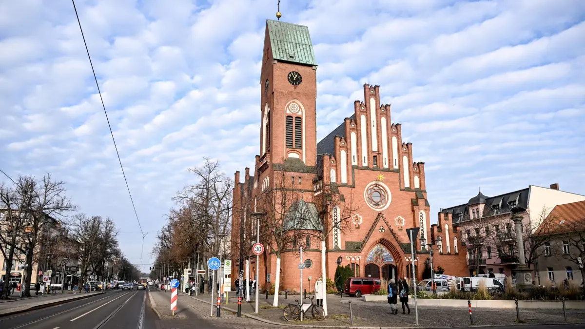 Christophoruskirche der Kirchengemeinde Friedrichshagen: PRODUKTION - 04.12.2025, Berlin: Blick auf die Christophoruskirche der Kirchengemeinde Friedrichshagen in der Bölschestraße. (zu dpa: «Altargemälde in Christophoruskirche freigelegt») Foto: Britta Pedersen/dpa +++ dpa-Bildfunk +++