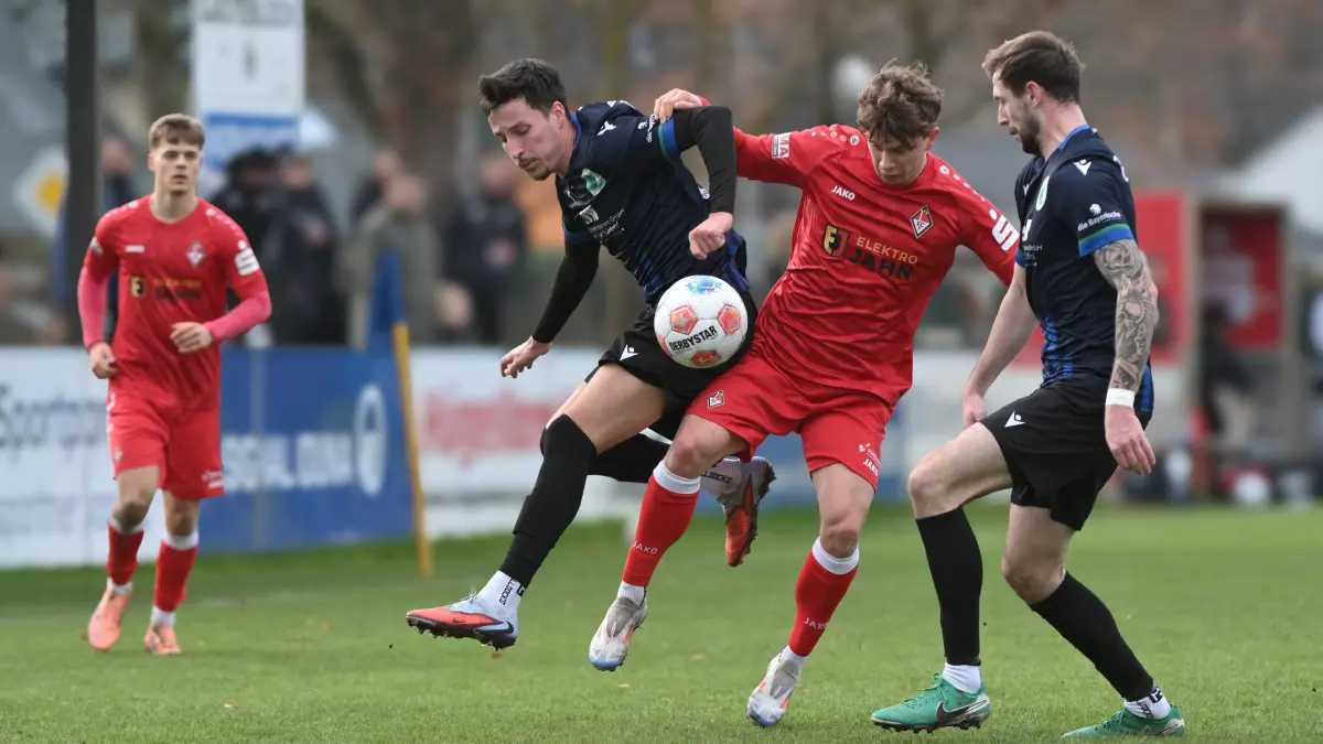Fussball : Schöneiche Jahn-Sportplatz, Fussball Brandenburgliga, Germania Schöneiche - 1. FC Frankfurt, v.l. Torschütze Florian Schulte, Leon Kammradt und Niclas Mertins sowie hinten Elias Bleck
FOTO BENK 06.12.2025
