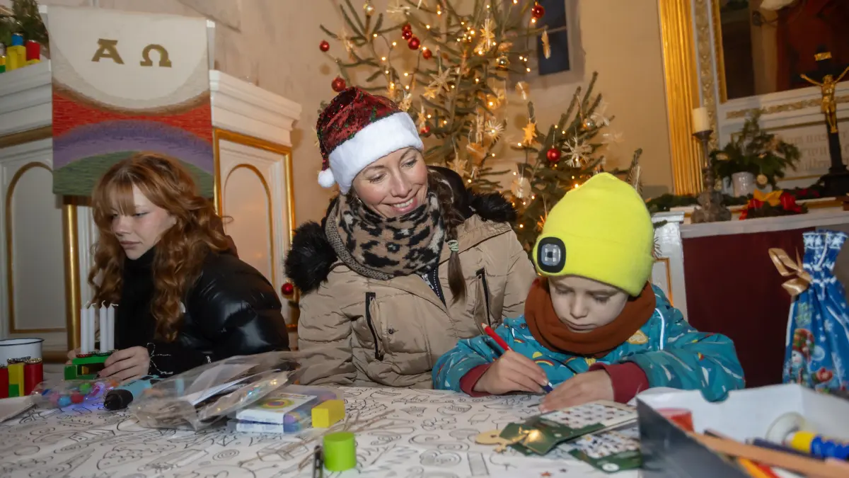 Maja Szurka und Katharina Feuerstein (m.) am Stand der Kita beim Kliestower Weihnachtsmarkt. Sie setzt sich für den Verbleib der Kita in Kliestow ein und betreut den Stand des Kindergartens beim Kliestwoer Weihnachtsmarkt. Sohn Hardy geht in die Kita.