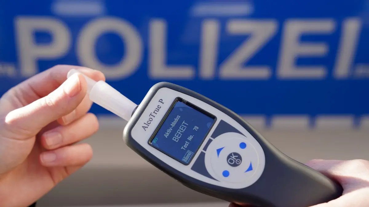 Atemalkohol-Messgerät: ARCHIV - 18.01.2024, Mecklenburg-Vorpommern, Schwerin: Ein Polizist hält ein Atemalkohol-Messgerät zur Überprüfung der Fahrtüchtigkeit eines Autofahrers in der Hand. (zu dpa: «Alkohol am Steuer: Unfall mit 2,62 Promille») Foto: Marcus Brandt/dpa +++ dpa-Bildfunk +++