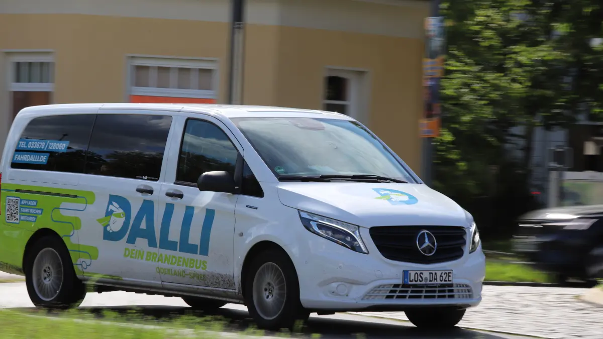 Der Rufbus Dalli gehört seit 2022 zum Erscheinungsbild in Storkow und Bad Saarow. Doch jetzt endet die Förderung. Wie geht es nach 2026 weiter?