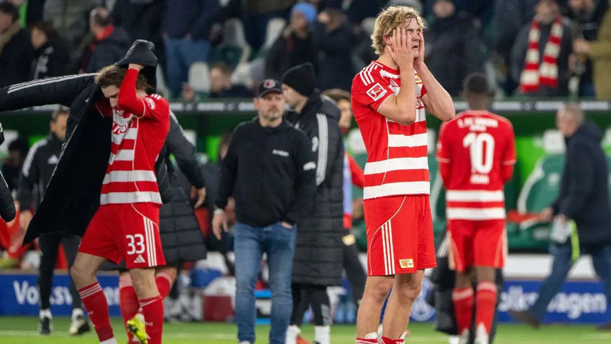 1. BL VfL Wolfsburg - 1. FC Union 2025/26: Fußball, Herren, Saison 2025/2026, 1. Bundesliga (13. Spieltag), VfL Wolfsburg - 1. FC Union Berlin (3:1), v. l. Alex Kral (1. FC Union Berlin), Trainer Steffen Baumgart (1. FC Union Berlin), Tom Rothe (1. FC Union Berlin), Enttäuschung nach Abpfiff, 06.12.2025, Foto: Matthias Koch