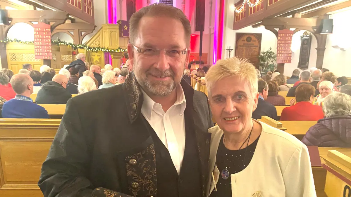 Gudrun Grunow mit dem Sänger Ronny Weiland: Sie organisierte maßgeblich seinen Auftritt in der Groß Lindower Kirche und tanzte mit ihm während des Konzertes sogar einen Walzer.