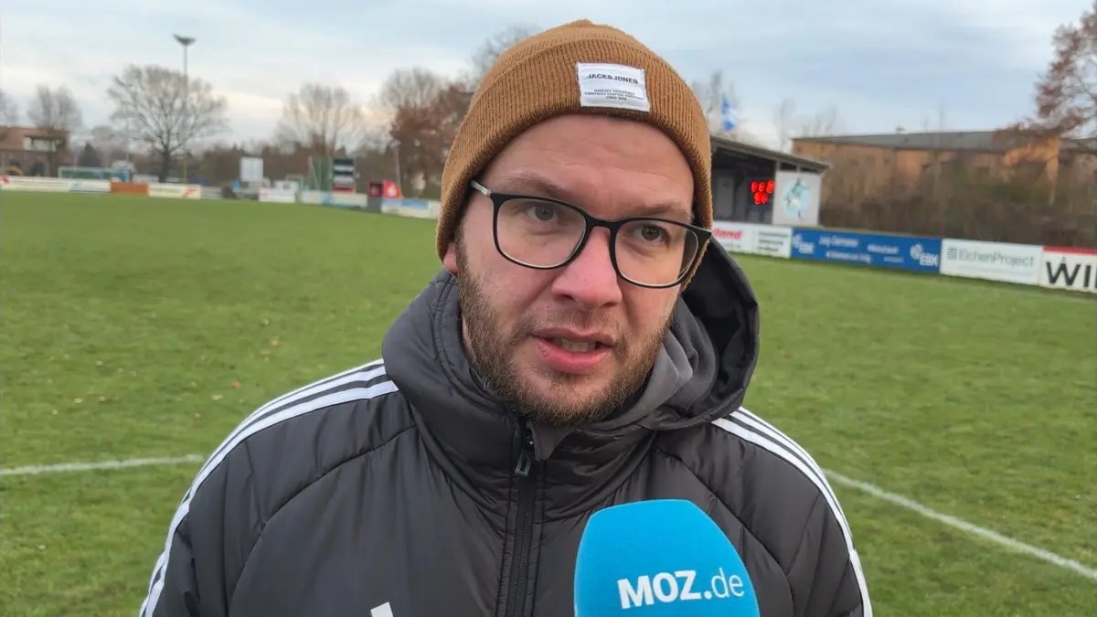 Trainer Sascha Kloß vom 1. FC Frankfurt spricht nach dem Auswärtssieg bei Germania Schöneiche in der Fußball-Brandenburgliga am MOZ-Mikrofon.