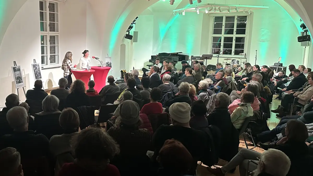 Großes Interesse: Der Saal in Burg Beeskow war bei der Premiere von „Kursbuch“ 2025 bis auf den letzten Platz gefüllt. Auf dem Foto ist Moderatorin Melanie Schmock im Gespräch mit Hermine Kühl zu sehen.