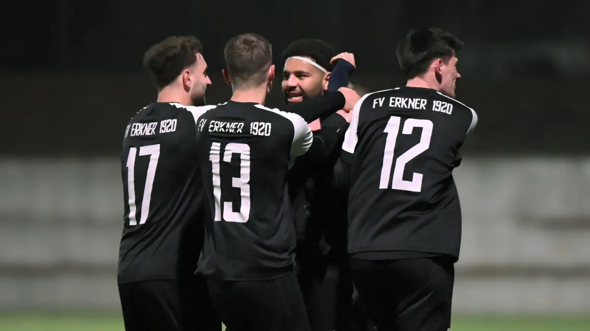 Fussball : Erkner, Fussball Landesliga Süd, FV Erkner - SV Grün-Weiss Lübben, Erkner bejubelt den Remipoint durch Leando Schulz mitte, dabei Max Koyuncu 17, Simba Hauff 13 und Shawn David Kynast 12
FOTO BENK 05.12.2025