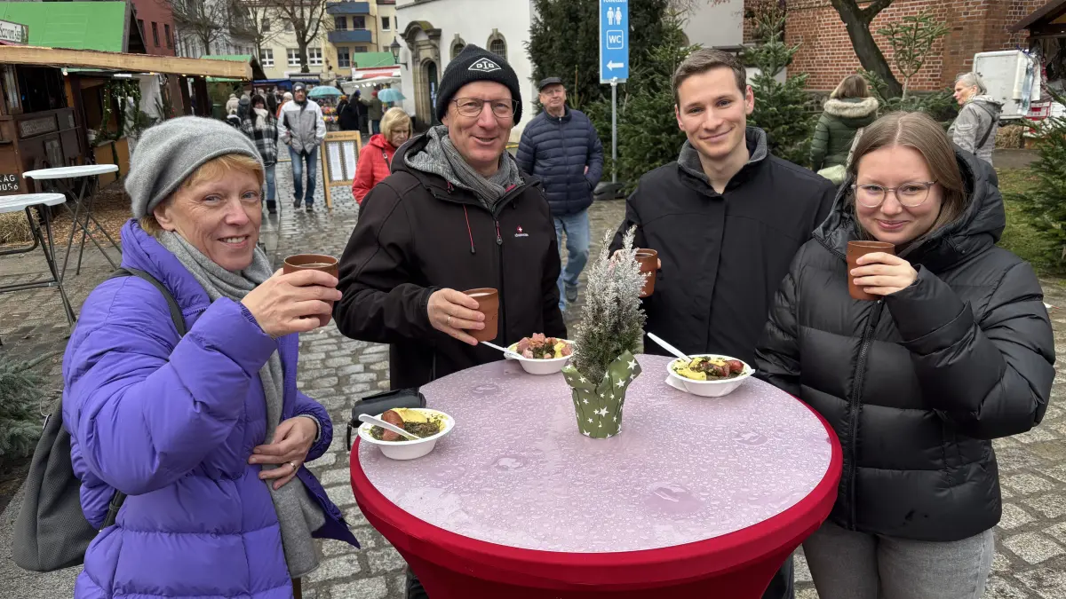 Natürlich Grünkohl: Nicole und René Kappel aus Rauen haben mit Sohn Malte und dessen Freundin Amelie (v.l.) am Sonntag den Fürstenwalder Weihnachtsmarkt besucht. Sie vermissten nur etwas mehr Kunsthandwerk, ansonsten hat ihnen das Angebot gefallen.