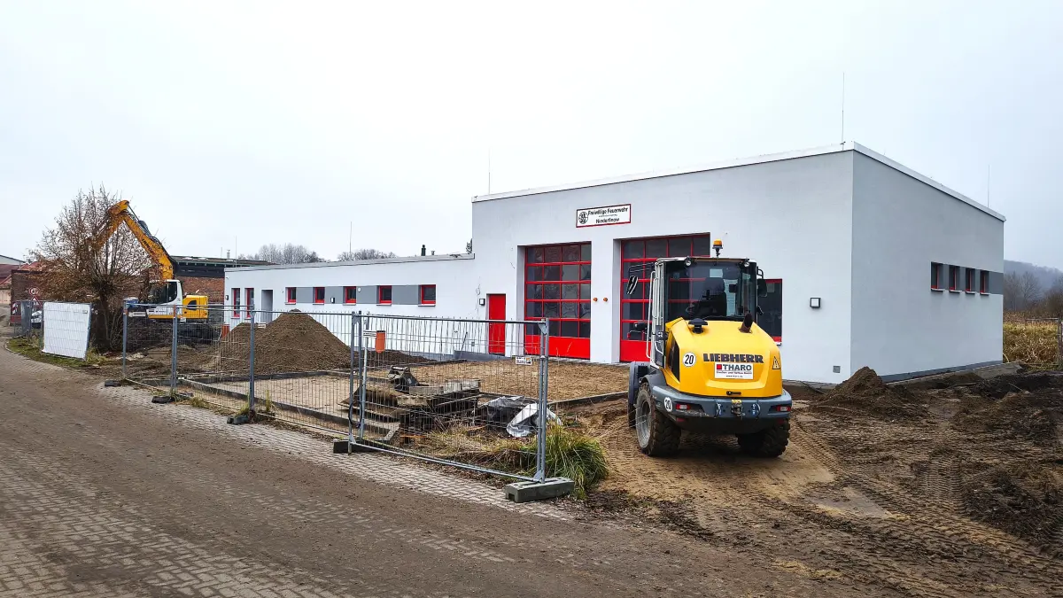 Das neue Gerätehaus für die Freiwillige Feuerwehr von Niederfinow Anfang Dezember 2025. Die Bauarbeiten gehen langsam dem Ende entgegen.