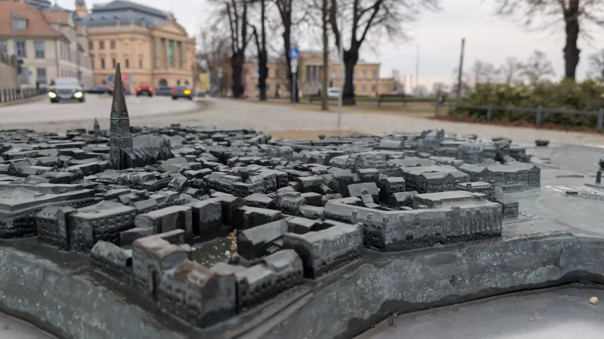 Ein Bronzerelief von der Altstadt Seelow: So wiehier in Schwerin, der Landeshauptsta von Mecklenburg-Vorpommern, solle auch die MOL-Kreisstadt Seelow Einwohner und Gäste mit einem Miniatur-Stadtbild erfreuen.