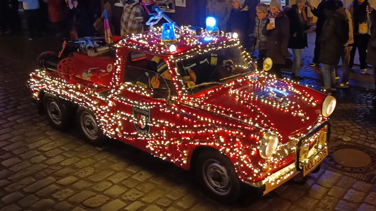 Weihnachtsmarkt in der Strausberger Altstadt, Sonnabend, Lichterfahrt der Feuerwehren