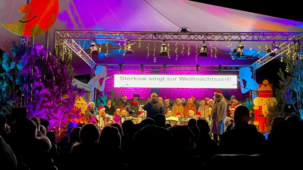 Bürgermeisterin Cornelia Schulze-Ludwig begrüßte 2024 zur Veranstaltung Storkow singt zur Weihnachtszeit.