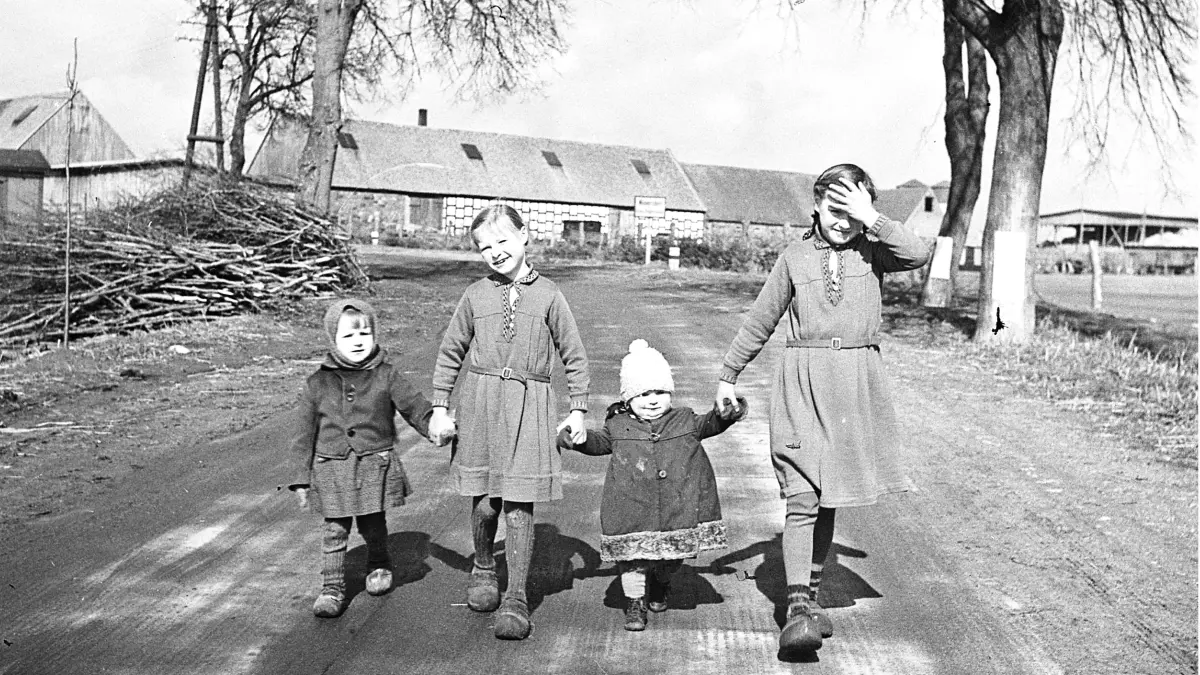 Dorfszene aus den 1930er Jahren in Wilmersdorf. Kinder laufen auf der Dorfstraße. Anna von Buch fotografierte damals den Alltag im Gutsdorf. Die historischen Fotografien haben die Nachfahren entdeckt und aufbereitet.