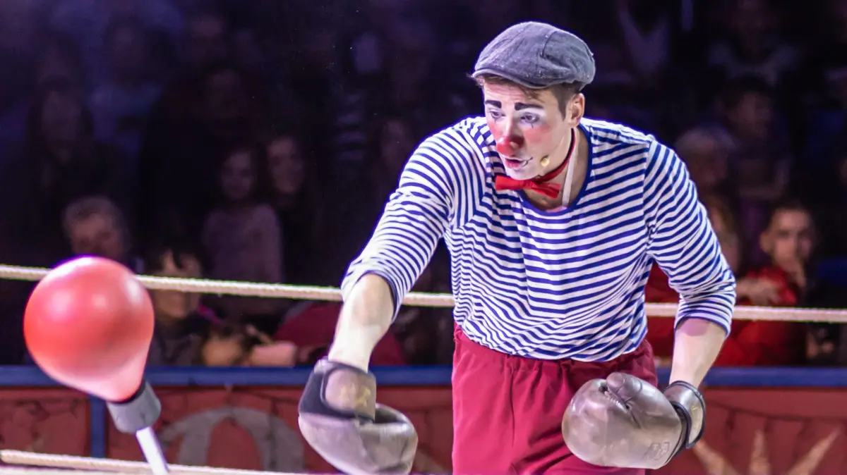 Schon im letzten Jahr stand John Leyseck (blaues Shirt) als Clown Hatschibu in der Manege. Auch in diesem Jahr wird er so die Kinder erfreuen.