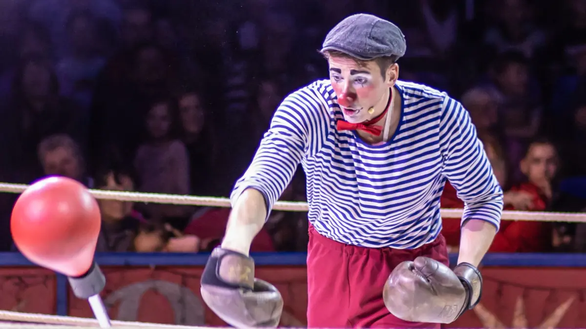 Schon im letzten Jahr stand John Leyseck (blaues Shirt) als Clown Hatschibu in der Manege. Auch in diesem Jahr wird er so die Kinder erfreuen.