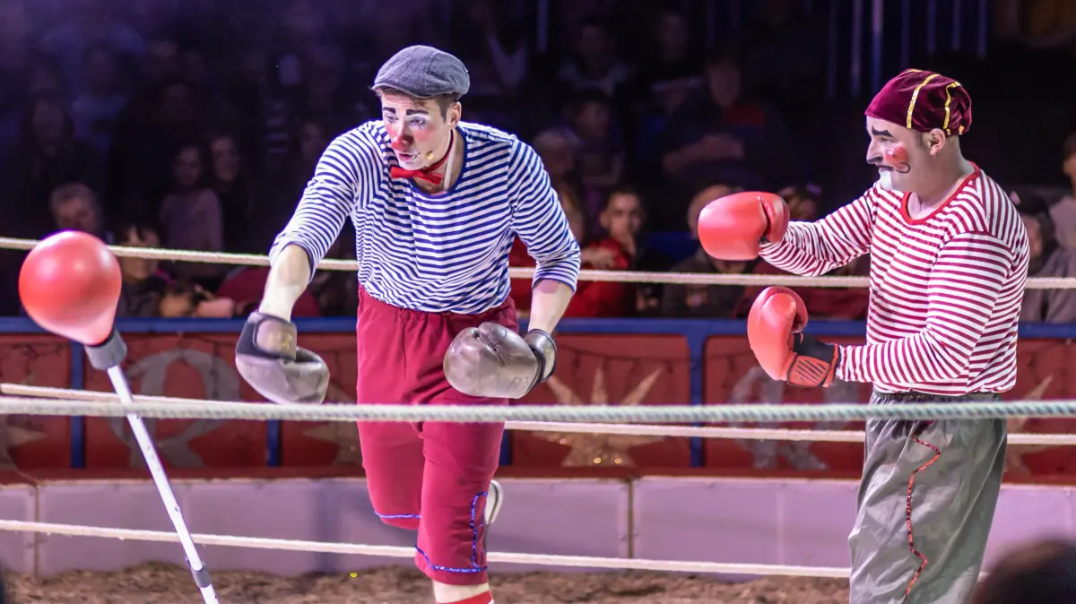 Schon im letzten Jahr stand John Leyseck (blaues Shirt) als Clown Hatschibu in der Manege. Auch in diesem Jahr wird er so die Kinder erfreuen.