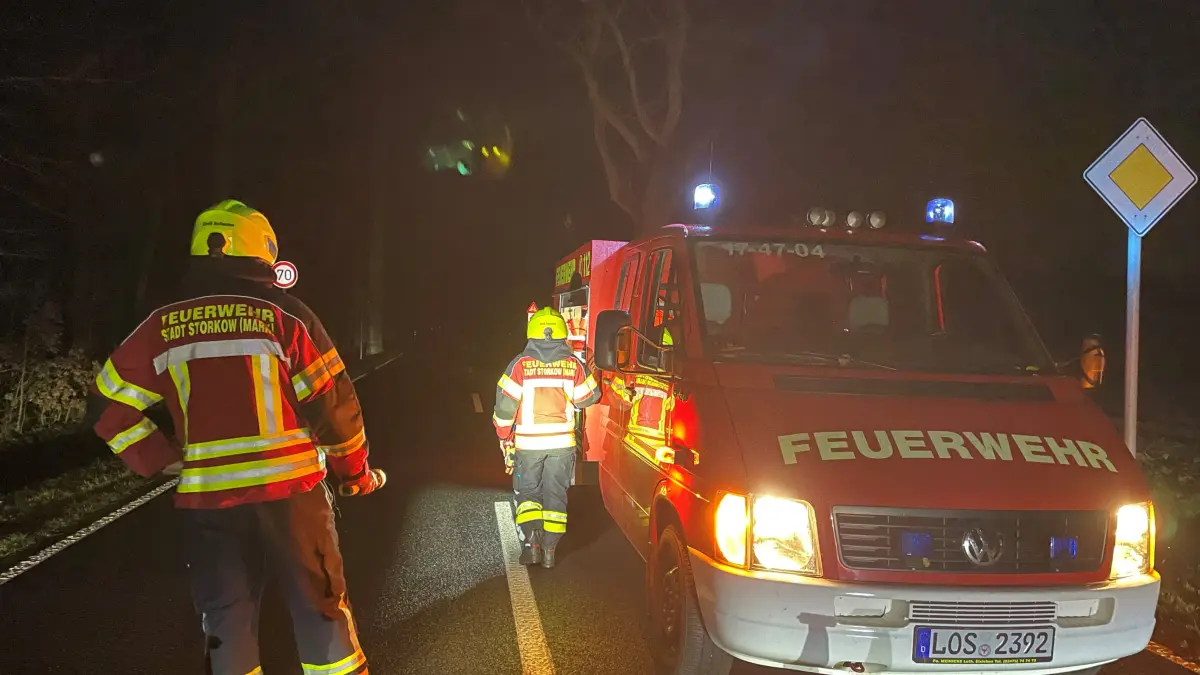 B246: Die Feuerwehr aus Storkow sperrt nach einem Unfall am Montag (8.12.) die Bundesstraße.