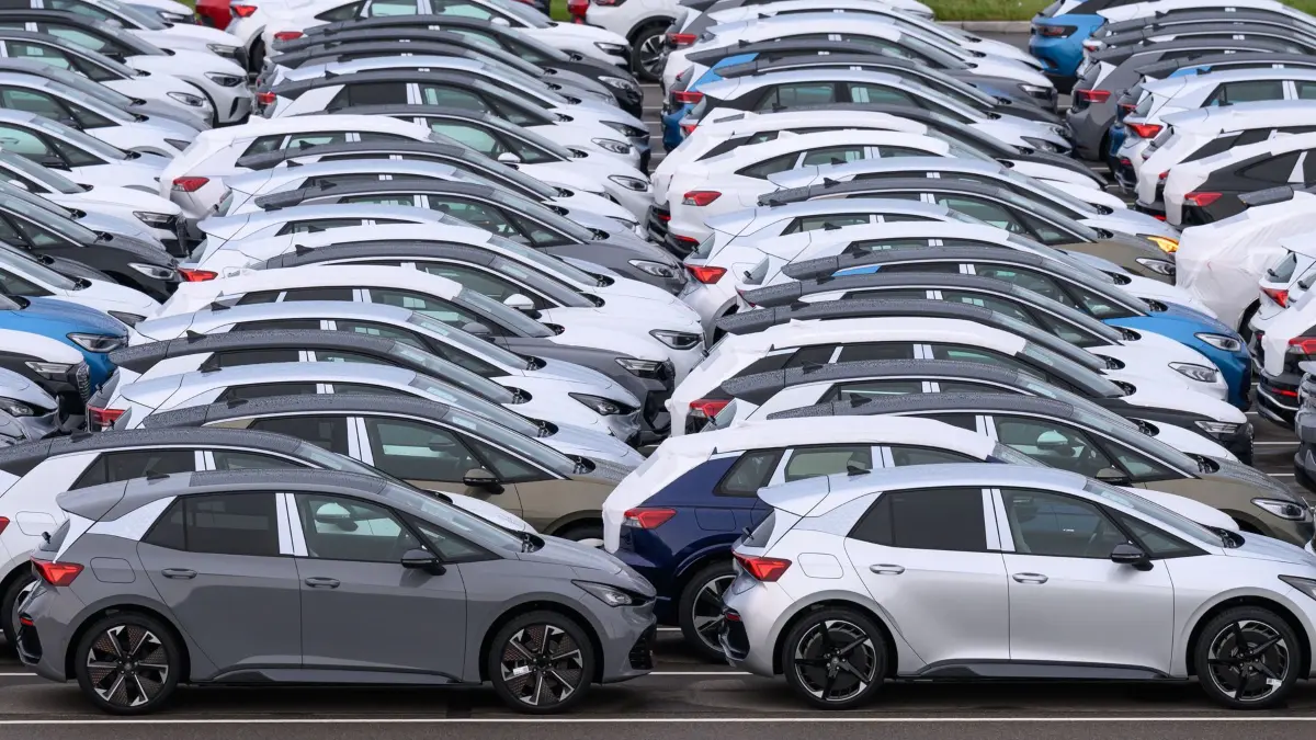 Volkswagen: SYMBOLBILD - 02.12.2024, Sachsen, Zwickau: Neuwagen stehen zur Auslieferung auf einem Parkplatz auf dem Werksgelände von Volkswagen. Das Zwickauer Werk fertigt ausschließlich vollelektrische Fahrzeuge der VW Konzernmarken. (zu dpa: «VDA erwartet 2026 rund 693.000 neue E-Autos») Foto: Hendrik Schmidt/dpa +++ dpa-Bildfunk +++