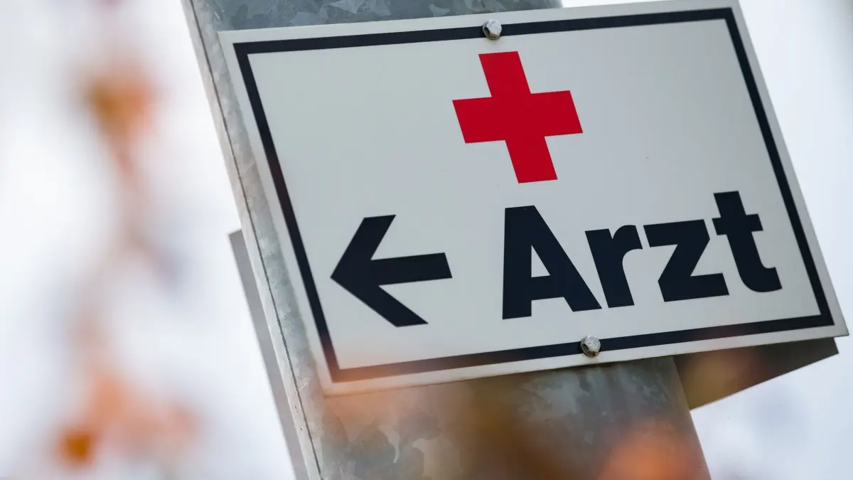 Arztpraxis: ARCHIV - 03.06.2020, Baden-Württemberg, Stuttgart: Ein Schild mit der Aufschrift «Arzt» hängt an einer Straßenlaterne. (zu dpa: «CDU-Fraktion bringt Thema Frauengesundheit in Landtag») Foto: Tom Weller/dpa +++ dpa-Bildfunk +++