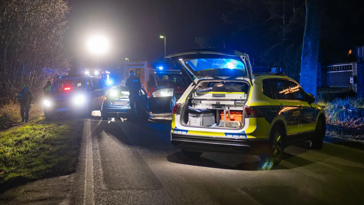 Unfall in Woltersdorf: Am Sonntagmorgen (7. Dezember) krachte ein Auto während einer Verfolgungsjagd gegen einen Baum.