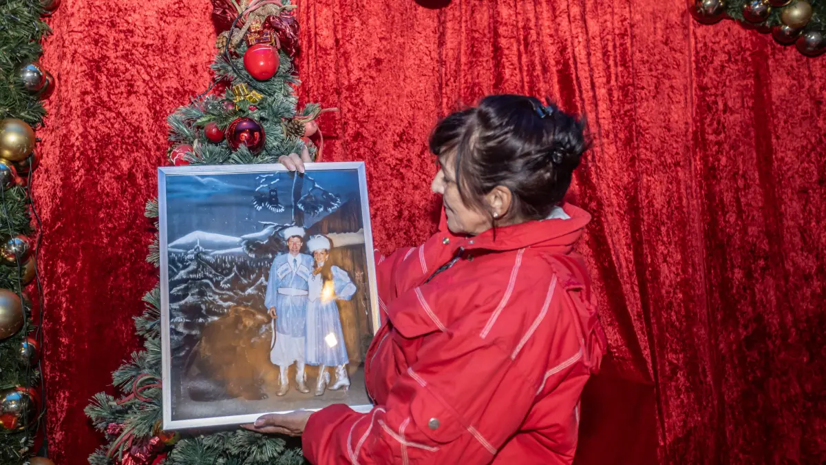 Carmen Leyseck mit einem Foto aus früheren Zirkustagen die auch im Zelt hängen werden.