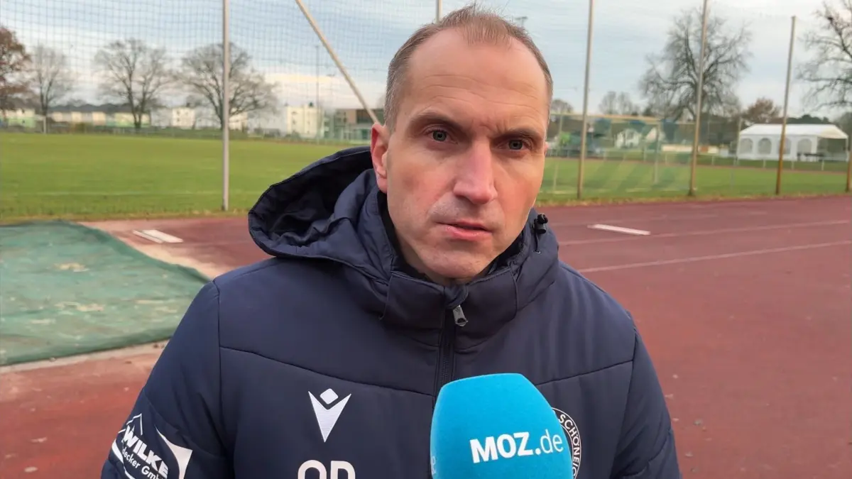 Trainer Oliver Richter von Germania Schöneiche spricht am MOZ-Mikrofon über die Hinrunde der Saison 2025/26 in der Fußball-Brandenburgliga.