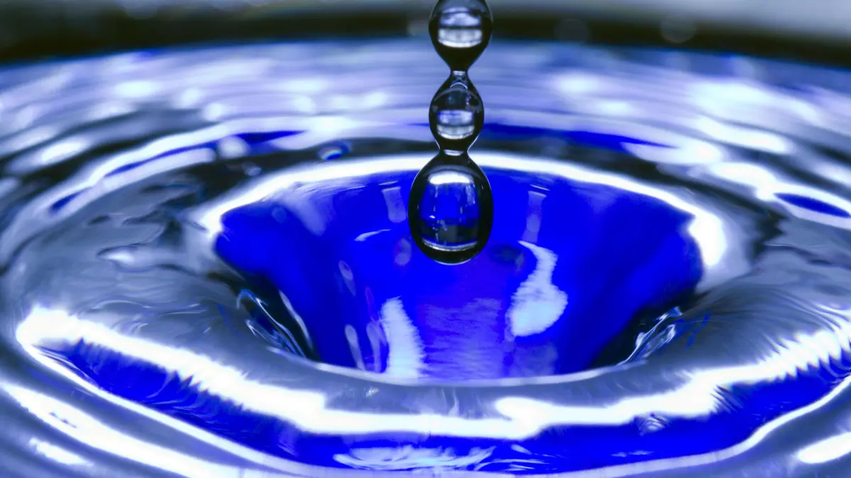 Ein Wassertropfen fällt in eine blaue Wasserschüssel., Feature Wasser, Trinkwasser