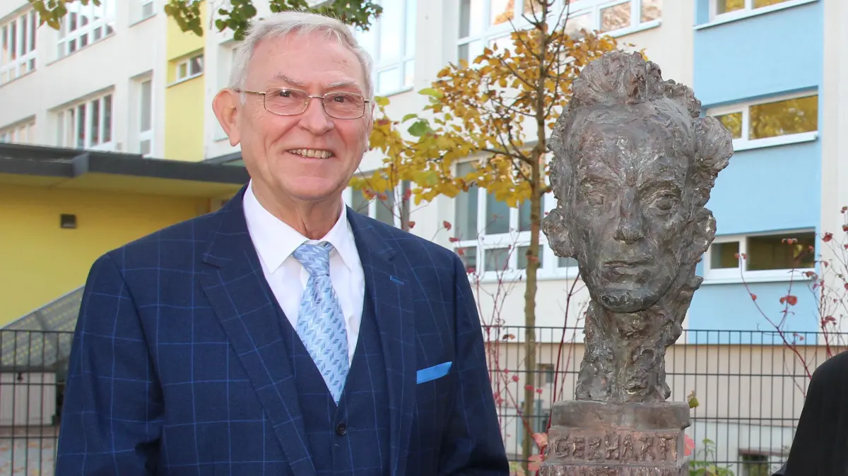 Gerhart Hauptmann in Erkner: Einweihung des Gerhart-Hauptmann-Denkmals am Kirchvorplatz in Erkner: Lothar Eysser vom Gerhart-Hauptmann-Forum mit der Bildhauerin Sabina Grzimek und Kunstgießer Marc Krepp.