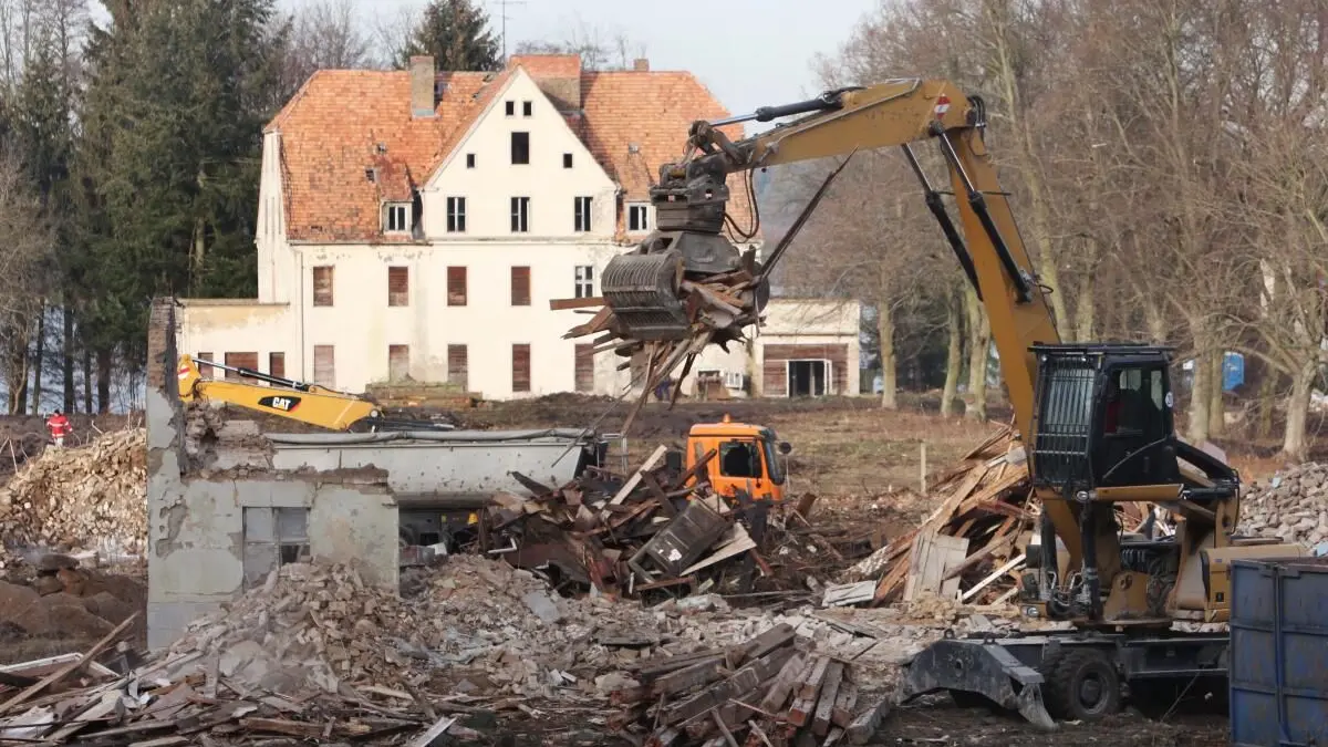 Abriss in Altenhof: Anfang 2012 wird das August-Bebel-Heim am Werbellinsee, zu diesem Zeitpunkt längst zur Ruine verfallen, dem Erdboden gleichgemacht. Inzwischen ist auf dem Areal Wohnbebauung entstanden.