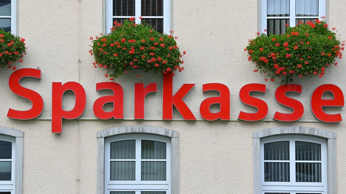 Vorstandsgehälter: ARCHIV - 07.10.2020, Brandenburg, Strausberg: Der Schriftzug «Sparkasse» hängt an der Fassade eines Gebäudes. (zu dpa: «Führungskräfte-Gehälter öffentlicher Unternehmen transparent») Foto: Patrick Pleul/dpa-Zentralbild/dpa +++ dpa-Bildfunk +++