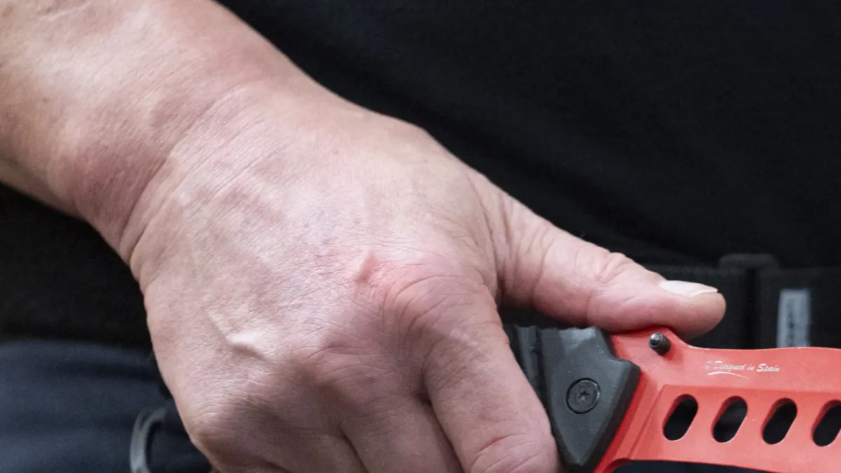Mit einem Klappmesser hat ein Mann in Eberswalde eine Kneipenwirtin bedroht. Die Polizei ermittelt. (Symbolbild)