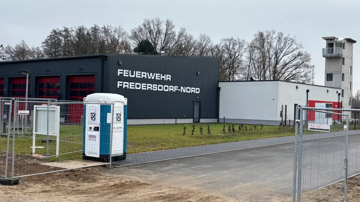Feuerwache Nord in der Bruchmühler Straße, Fredersdorf-Vogelsdorf, Neubau, im Dezember 2025 nach rund zweijähriger Bauzeit noch nicht bezugsfertig, Umzug der Feuerwache Nord im 1. Quartal 2026 geplant