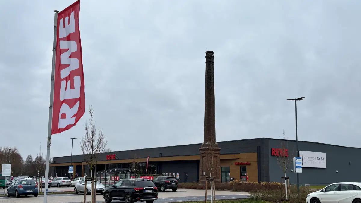 Der neue Rewe-Markt in Angermünde (am 9.12.2025) ist Magnet für die Kunden und Sorgenkind für manche Fraktion in der Stadtverordnetenversammlung.
