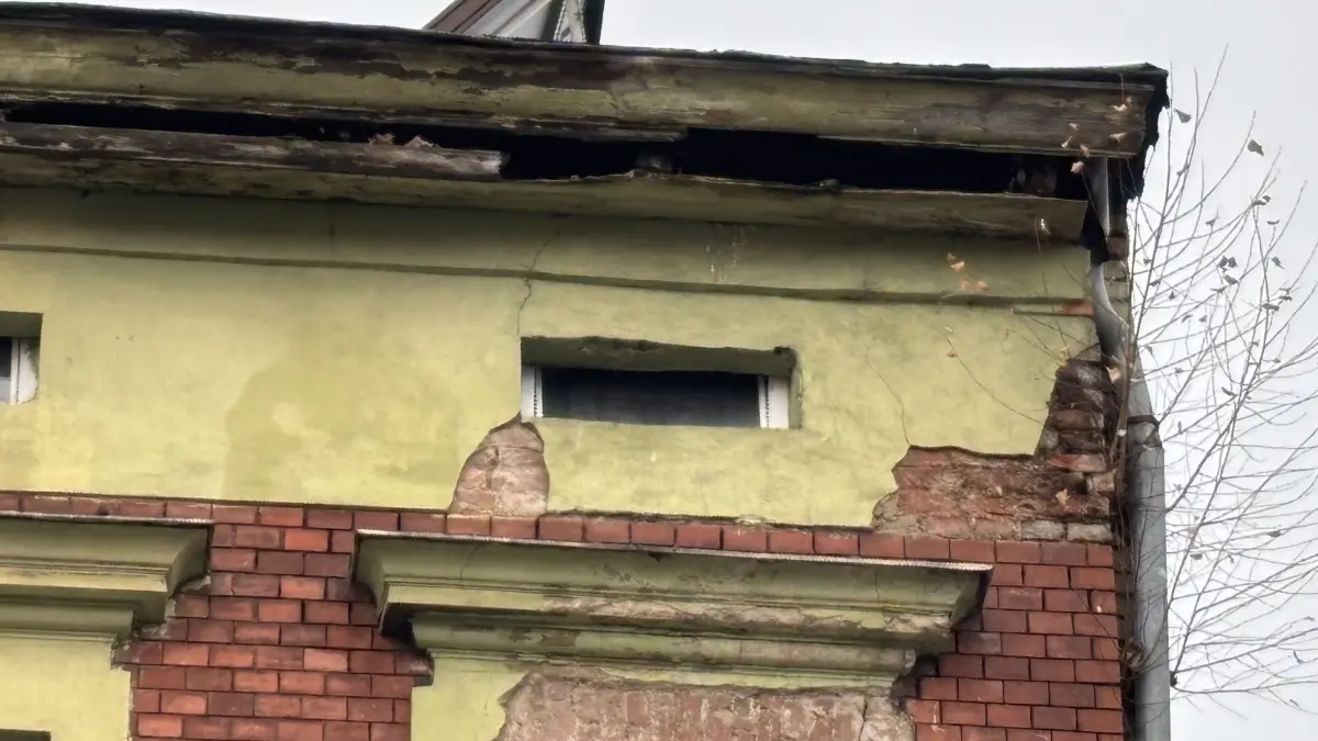 In Eberswalde mussten die Behörden in der Grabowstraße einschreiten, als plötzlich Teile der Fassade auf den Bürgersteig fielen. 28.11.25