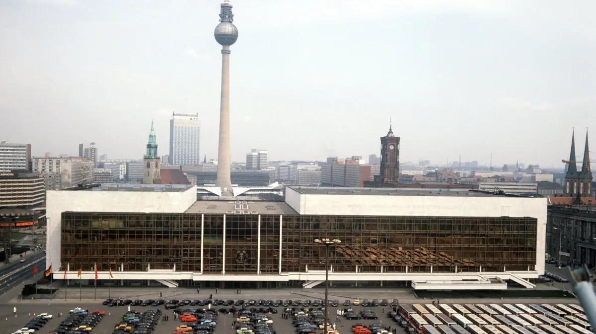 Blick auf den Palast der Republik, den Fernsehturm und das Rathaus. Eine Sonderausstellung unter dem Titel „Hin und weg. Der Palast der Republik ist Gegenwart“ ist im Humboldtforum vom 17.05. bis 16.02.22025 zu sehen. (zu dpa: «Dorgerloh: Geschichte des Palastes bleibt wichtiges Thema») +++ dpa-Bildfunk +++