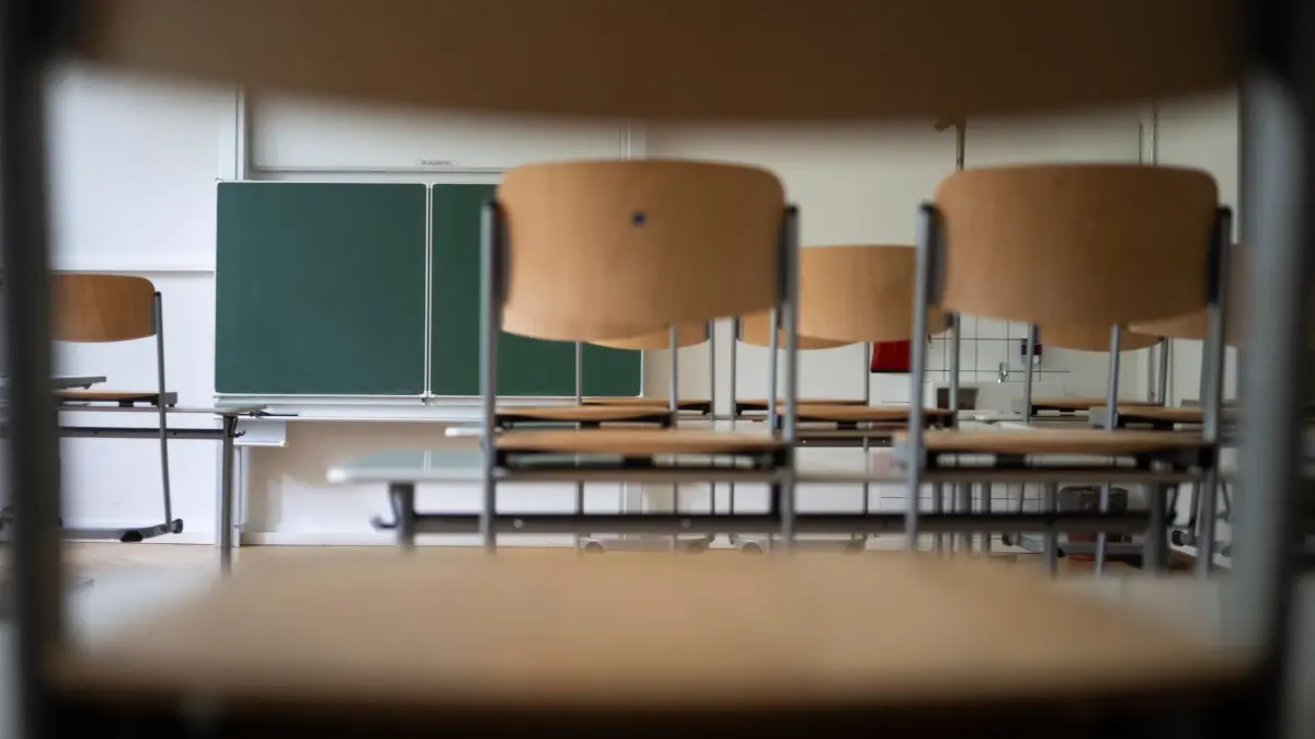 Klassenzimmer: ARCHIV - 10.09.2025, Baden-Württemberg, Eßlingen: Stühle und eine Tafel sind in einem Schulraum zu sehen. (zu dpa: «Hessens Schulen: 225 Lehrkräfte länger als ein Jahr krank») Foto: Marijan Murat/dpa +++ dpa-Bildfunk +++