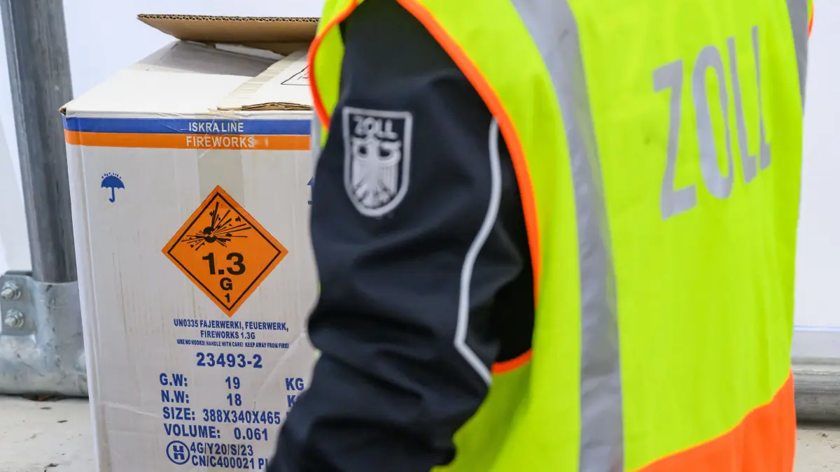 Am Grenzübergang Küstrin-Kietz haben Beamte eine größere Menge an verbotener Pyrotechnik aus Polen sichergestellt. (Symbolbild)