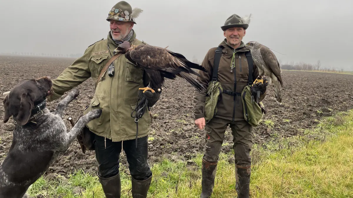 Bereit zur Beizjadg im Oderbruch : Günter Vierath (l.) mit Steinadler Jack und Ronny Krupp mit Habicht Greta sowie mit Jagdhund Branco.