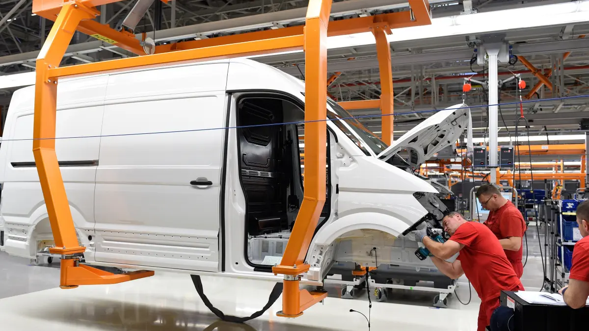 Mitarbeiter montieren im 2016 eröffneten VW-Werk im polnischen Września Lieferwagen, bisher als Verbrenner.