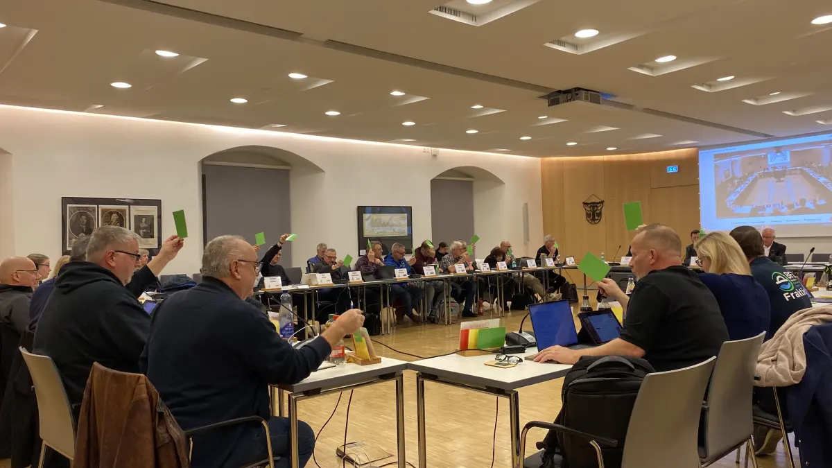 Abstimmung in der Stadtverordnetenversammlung in Fürstenwalde. Am Dienstag (8.12.) fassten die Politiker im Zusammenhang mit der Schulsozialarbeit einen Beschluss.