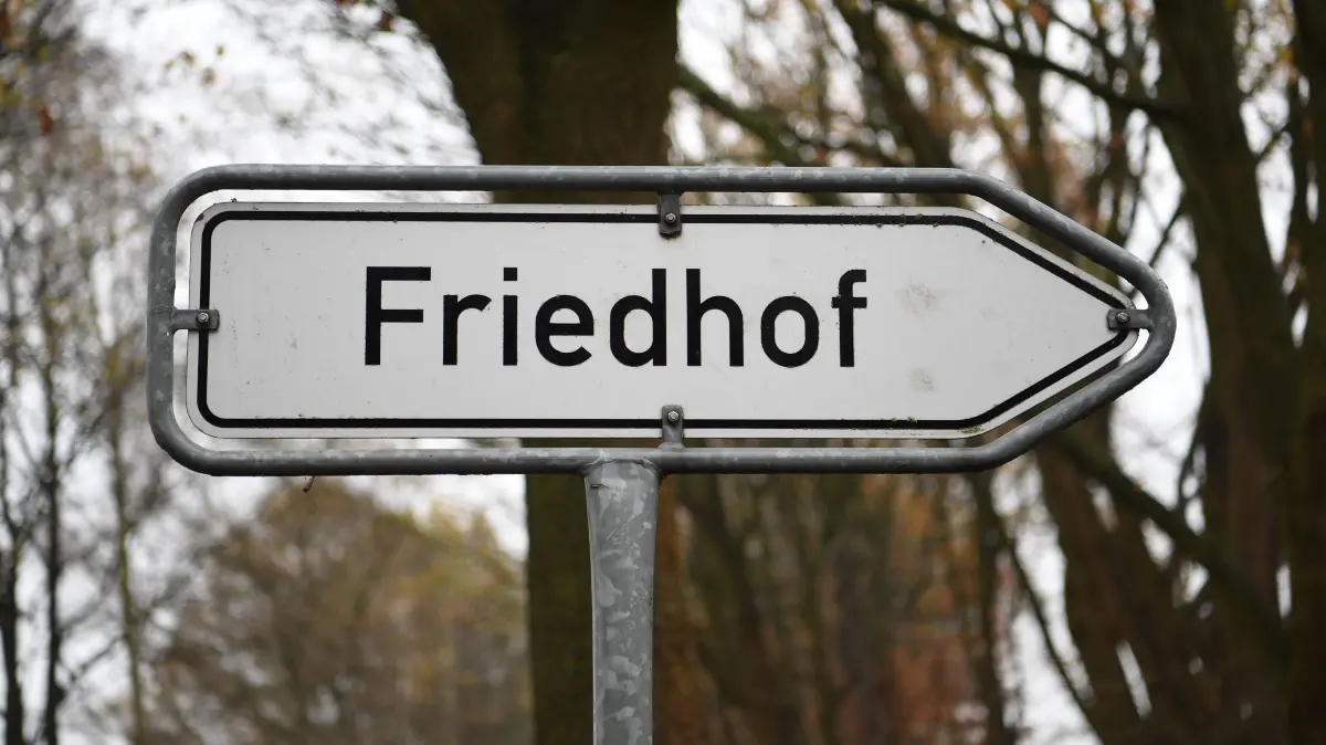 «Friedhof» steht auf einem Wegweiser. Erben, die dem Verstorbenen ein Mausoleum errichten, können Steuern sparen. (zu dpa «Mausoleum kann Erbschaftssteuer senken») +++ dpa-Bildfunk +++