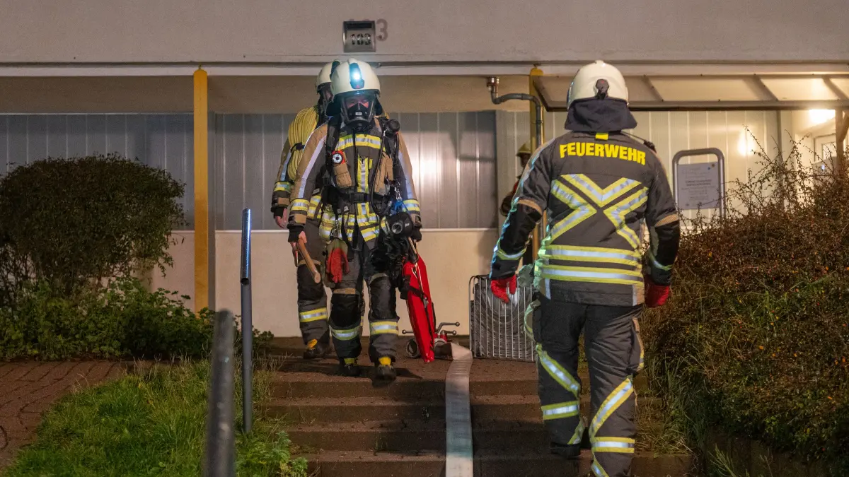 Brand in Rüdersdorf bei Berlin: In einem Mehrfamilienhaus brannte es im Treppenhaus. Die Polizei ermittelt zu dem Verdacht der Brandstiftung.