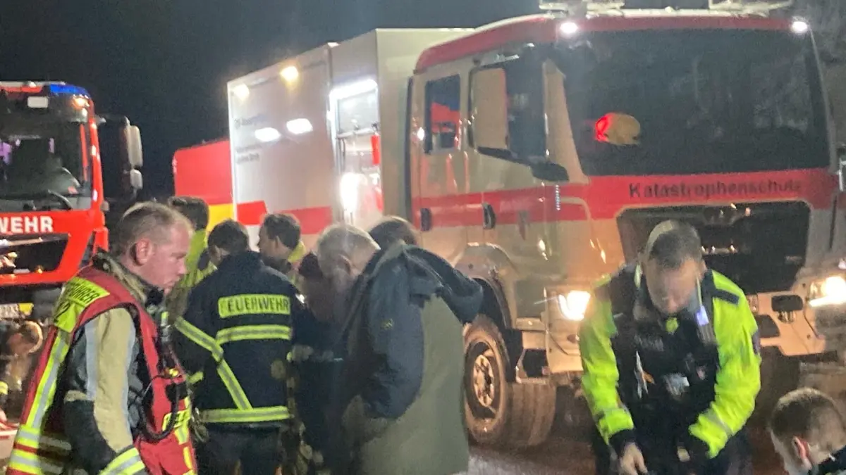 Der Unfall am Schloss Dammsmühle zwischen Schönwalde und Mühlenbeck hat neben Polizei und Feuerwehr auch den Katastrophenschutz auf den Plan gerufen.