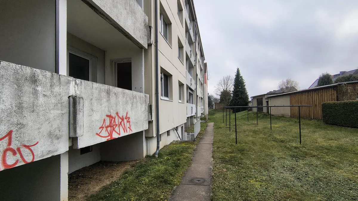 Die Rückseite des fast leerstehenden Hauses am Platz der Einheit in Oderberg im Dezember 2025. An den Wäschestangen sind noch Überreste einer Wäscheleine erkennbar.
