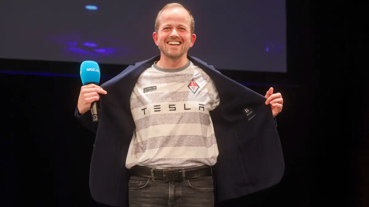 Tesla-Werkleiter André Thierig trug beim MOZ-Talk in Frankfurt (Oder) ein Trikot vom 1. FC Frankfurt.