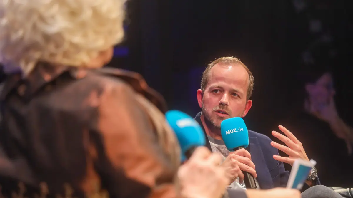 Tesla-Werkleiter André Thiring beim MOZ-Talk in Frankfurt Oder im Gespräch