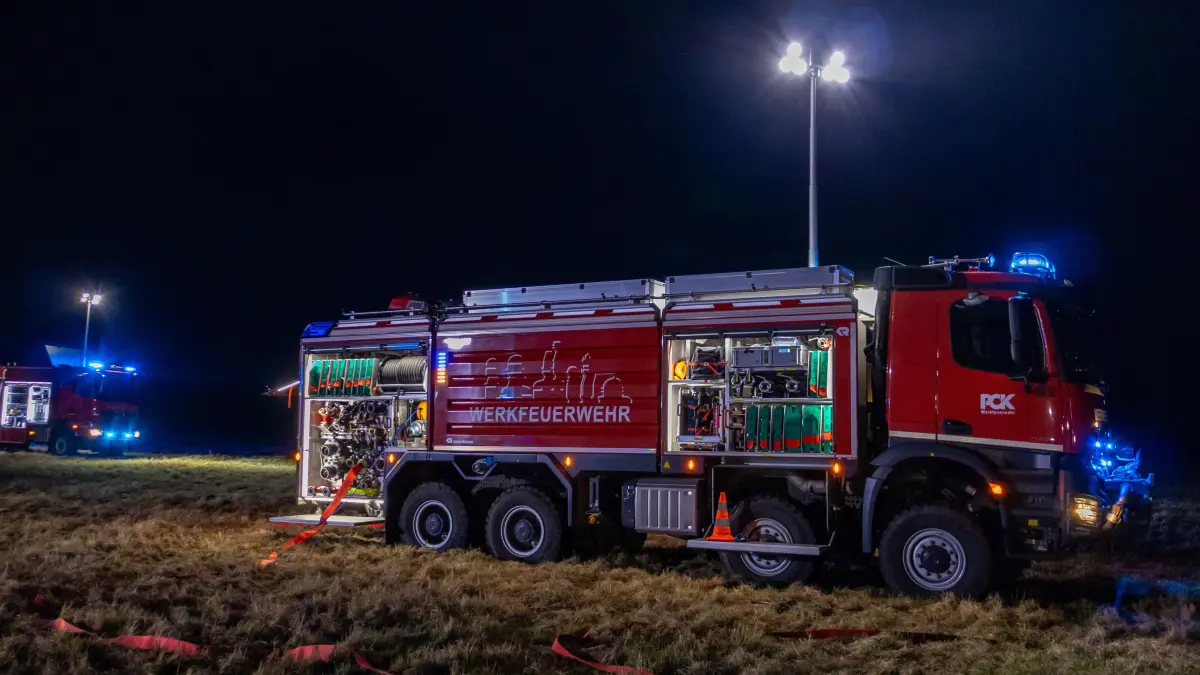 Havarie bei Schwedt: Schwedt, 10.12.2025: Am späten Nachmittag kam es an einer PCK-Schieberstation der Pipeline von Rostock nach Schwedt zu einem Austritt von Rohöl. Örtliche Feuerwehren, die PCK-Werkfeuerwehr, die Gefahrstoffeinheit Uckermark, sowie die Werkseinsatzleitung der PCK sind im Einsatz zur Eindämmung des Schadens.