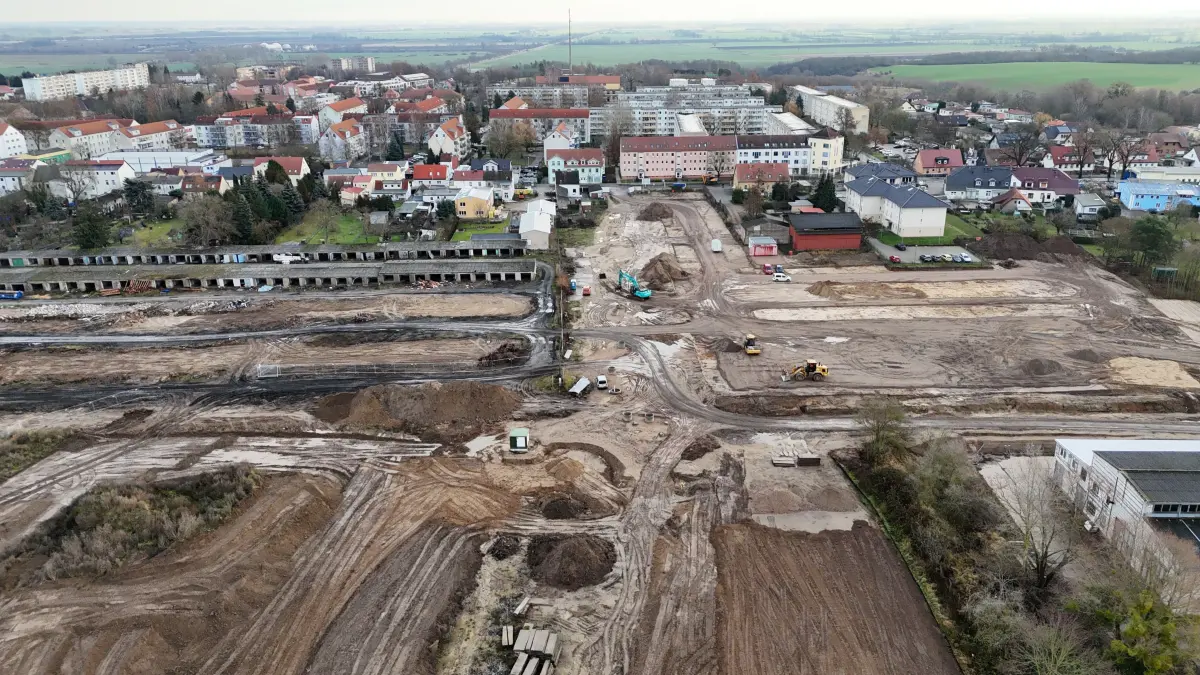 Blick auf Seelow-Süd von Westen aus: Rechterhand baut die Firma HTL aus Luckow das künftige Edeka-Center. Links beginnt die Seelower Wohnungsbaugesellschaft Sewoba im kommenden Jahr mit dem Bau von mehreren Mehrgeschossern mit bis zu 120 Wohnungen.