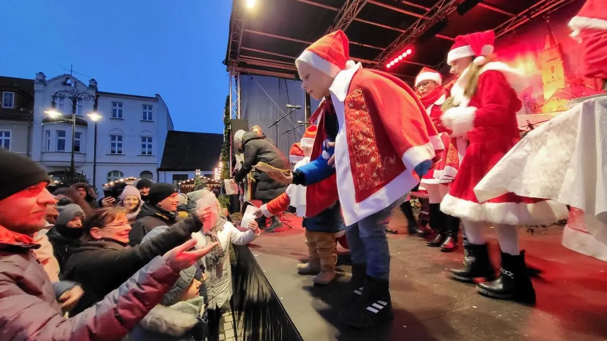 Stollenanschnitt beim Fürstenberger Weihnachtsmarkt in einem früheren Jahr